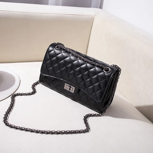 Borsa a tracolla classica in pelle trapuntata nera con catena e chiusura in metallo