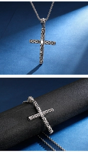 Détail d'un pendentif croix argenté vintage avec texture sur une chaîne torsadée