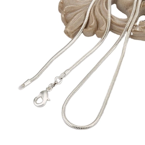 Elegante collana a catena a serpente d'argento 2mm con chiusura a moschettone donna