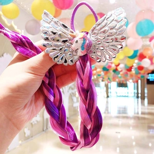 Détail de paillettes licorne et tresses violettes pour décoration de cheveux de filles