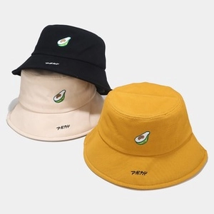 Dettaglio del ricamo avocado su cappelli a secchiello in cotone in tre colori