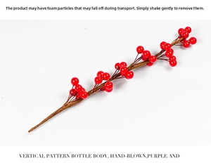 Dettaglio di un ramo di bacche rosse artificiali lucide per decorazioni natalizie