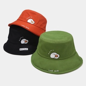 Dettaglio di cappelli a secchiello in tela con ricamo papera in arancione, nero e verde