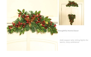 Nahaufnahme von Weihnachtsgirlande mit Zapfen, roten Beeren und LED-Lichterkette