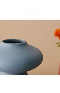 Dettaglio del vaso in ceramica blu con glassa opaca e design moderno a collo stretto