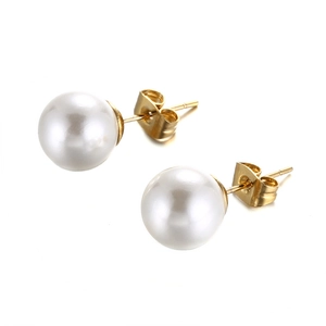 Boucles d'oreilles perles rondes blanches avec fermoir élégant en acier titane doré