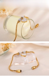 Détail du bracelet cœur en acier avec cristaux pavés et fermoir magnétique chic