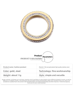 Détail macro du pendentif circulaire en acier doré avec double rangée de zircons