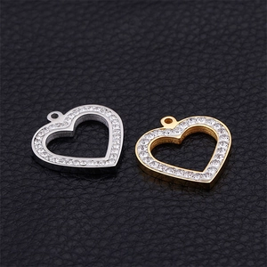 Pendentifs en cœur évidé dorés et argentés avec strass étincelants sur cuir noir texturé