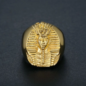 Anello hip hop placcato oro con rilievo del faraone dell'antico Egitto Tutankhamon