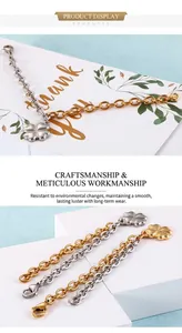 Détail de bracelets trèfle en or et argent avec fermoir mousqueton pour un look chic