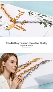 Détail du bracelet en acier fin avec pendentifs plumes dorés et argentés et chaîne O