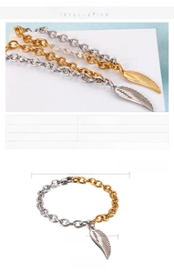 Vue détaillée du bracelet bicolore en acier inoxydable avec pendentif plume et dimensions