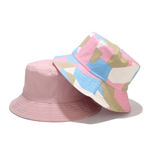 Vue détaillée du chapeau bob rose et patchwork géométrique avec texture de tissu coton