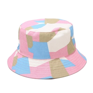Détail d'un chapeau bob multicolore avec des panneaux en coton rose, bleu et kaki