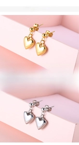 Dettaglio di orecchini a cuore 3D in oro e argento in acciaio inossidabile placcato 18K