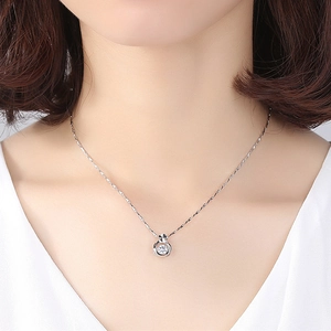 Élégant collier en argent sterling S999 avec pendentif trèfle scintillant sur un mannequin