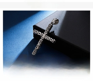 Détail d'un pendentif croix en acier inoxydable avec texture byzantine pesant 22g
