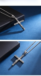Détails du pendentif croix rétro avec texture tissée sur chaîne en acier poli