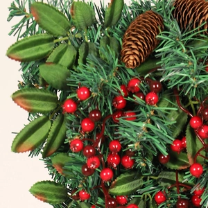 Weihnachts-Hängedekoration mit grünen Kiefernnadeln, roten Beeren und echten Zapfen