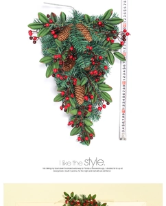 Detailansicht der 45 cm langen Weihnachts-Girlande mit Kiefernzapfen und roten Beeren