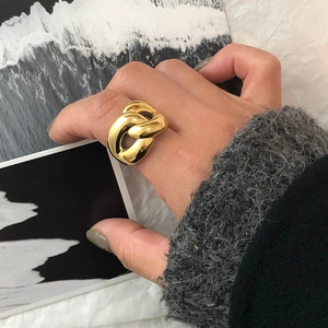 Minimalist chunky chain 925 silver ring for women in golden finish worn on hand