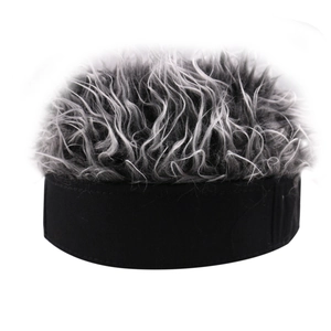 Détail de la couture d'un bonnet docker rétro avec cheveux gris synthétiques