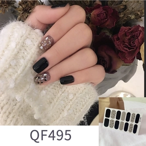 Details von Leoparden-Nagelstickern in Schwarz und Glitzer-Taupe auf den Händen