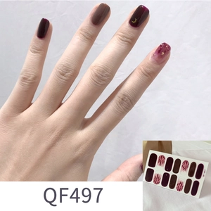 Details von Leopardenmuster Nagelaufklebern mit lila Farbverlauf und Goldmonden
