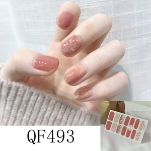 Nahaufnahme von Leopard-Muschel-Nagelstickern in Altrosa mit Glitzer und Muschelflocken