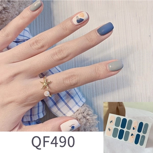 Detail der QF490 Nagelaufkleber mit blau-grauen geometrischen Mustern auf Modelhänden