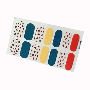 Nagelaufkleber-Set QF-486 mit Kuhmuster und bunten Farben aus 45-Grad-Winkel