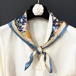 Élégant foulard en soie de 60cm avec motifs floraux sur chemise blanche pour femmes