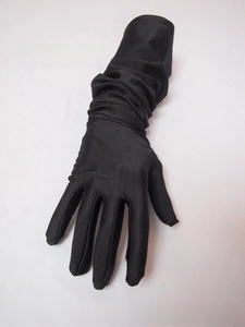 Détail de gants longs en satin noir avec une élégante texture froncée au poignet