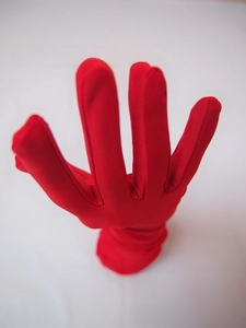 Détail de gants d'opéra rouges de 55 cm en tissu extensible pour spectacles sur scène