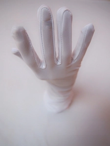 Vue verticale de gants longs blancs extensibles en tissu synthétique lisse et élastique