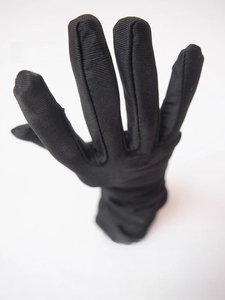 Détails macro des gants longs noirs de protection solaire avec texture en tricot