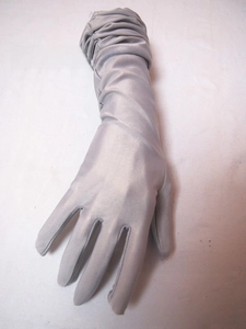 Détail de longs gants en satin argenté avec texture froncée élégante pour tenue de soirée