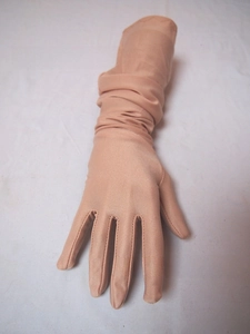 Détail de gants de protection solaire élastiques de 55cm en beige soie au fini brillant
