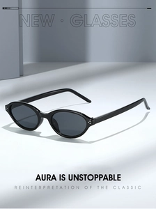 Gros plan sur lunettes de soleil ovales noires avec clous argentés et verres gris