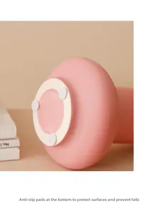 Dettaglio della base del vaso in ceramica rosa con tre gommini antiscivolo