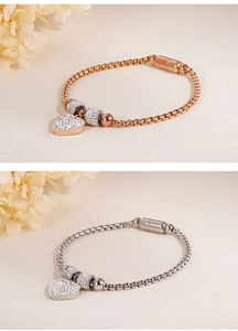 Vue détaillée de bracelets magnétiques en forme de cœur, coloris or rose et argent avec strass