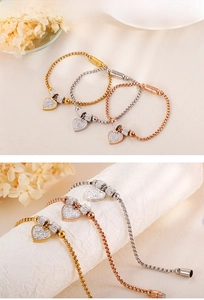 Vue macro détaillée de bracelets cœur avec pavé de zircons et fermoirs magnétiques