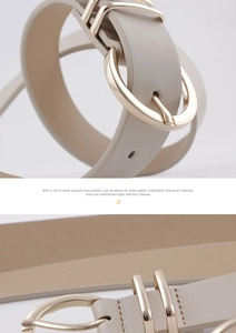 Vue détaillée d'une ceinture en cuir crème avec boucle ovale dorée et couture fine