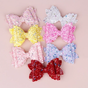 Lot de sept nœuds papillons à paillettes triple épaisseur pour filles en couleurs