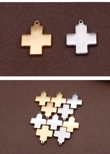 Detailansicht von Edelstahl-Kreuzanhängern in Gold und Silber für DIY-Schmuckzubehör