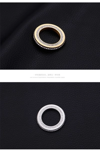 Vue détaillée de bagues circulaires serties de strass sur cuir noir texturé
