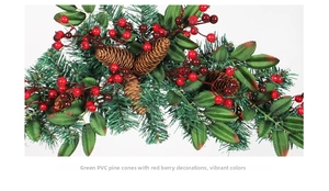 Detail der Weihnachtsgirlande mit grünen PVC-Nadeln, großen Zapfen und roten Beeren