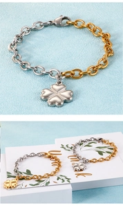 Détail d'un bracelet trèfle en acier bicolore sur un fond de carte cadeau
