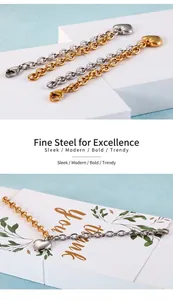 Détail des bracelets à pendentif cœur en acier poli, options couleur or et argent
